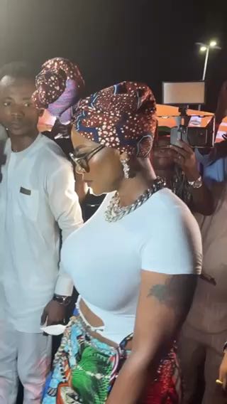 iyaboojofespris is serving it HOT!
Live at