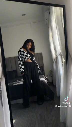 Black and white outfit idea 

cc: Buttercup