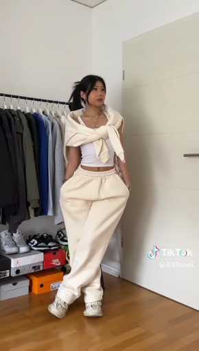 Joggers outfit lidea

cc:Meli

follow our page