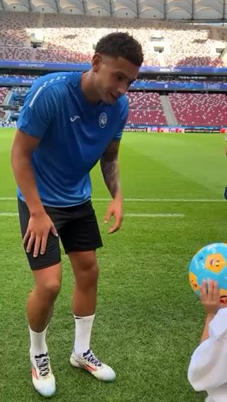  Atalanta spreading the love
cc: championsleague
#sports