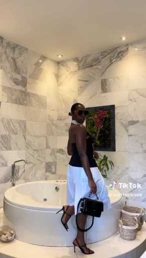 Black and white outfit idea 

cc:Saintoceane

follow