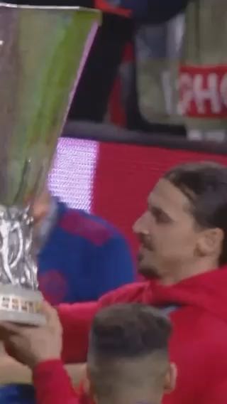  One-hand Zlatan
cc: europaleague
#sports
