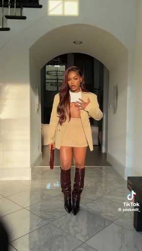 Baddie dinner date outfit idea

Cc: Peakmil