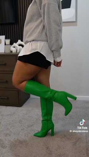  Cool mom outfit idea. 

Cc:Shaynicolexo 

Follow our
