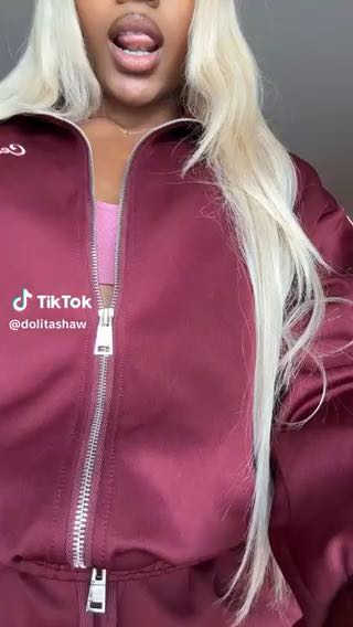 Tracksuit outfit idea 

Cc: dolitashaw 

Follow our