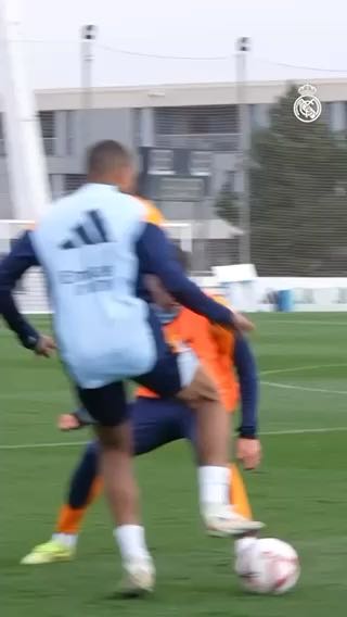 
k.mbappe
INSIDE TRAINING
RMPlay...
cc: realmadrid
#sports