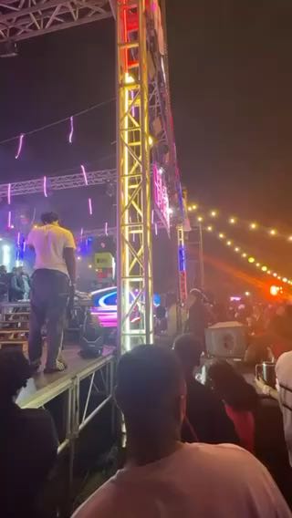  Reekado Banks teaching fans lyrics to his