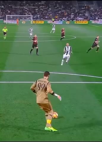  When goalkeepers gets bored
cc: footballandmovieaddict
#sports