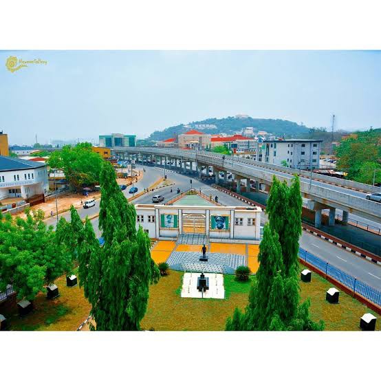 Pay tribute to a Nigerian hero and enjoy the tranquility of nature at Fajuyi Park in Ado-Ekiti.