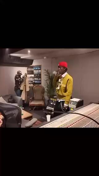  Seyi Vibez previews an unreleased song

How