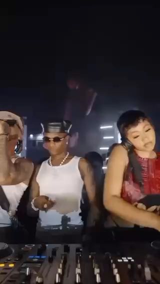 wizkid outside
cc: tooxclusive_com
#music #entertainment