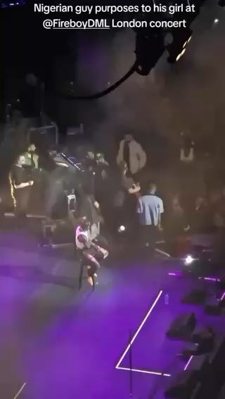  Moment a guy propose to his babe