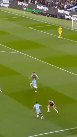  Marcus Rashford dispatching from the penalty spot