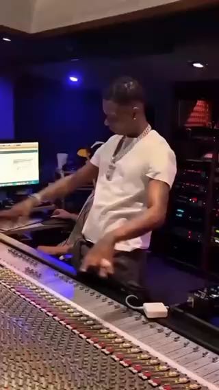  Wizkid in the studio
cc: tooxclusive_com
#music