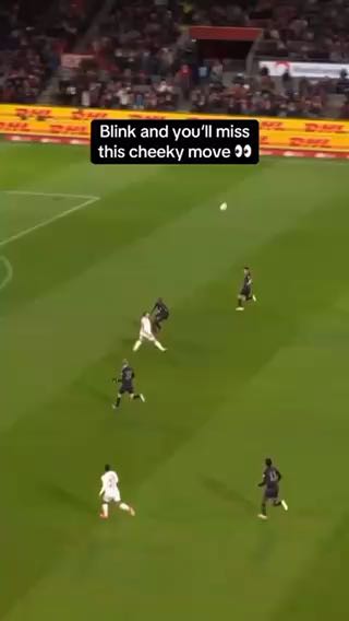  Manuel Neuer doing Manuel Neuer things
cc: