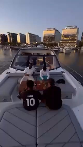  Asake taking it easy with friends on