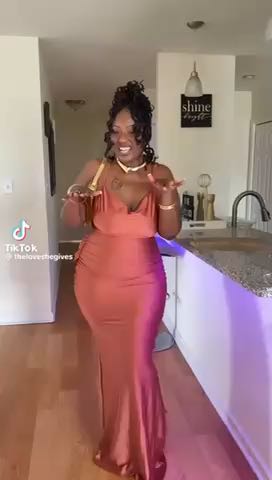 Wedding guest outfit idea

Cc:Theloveshegives

Follow our